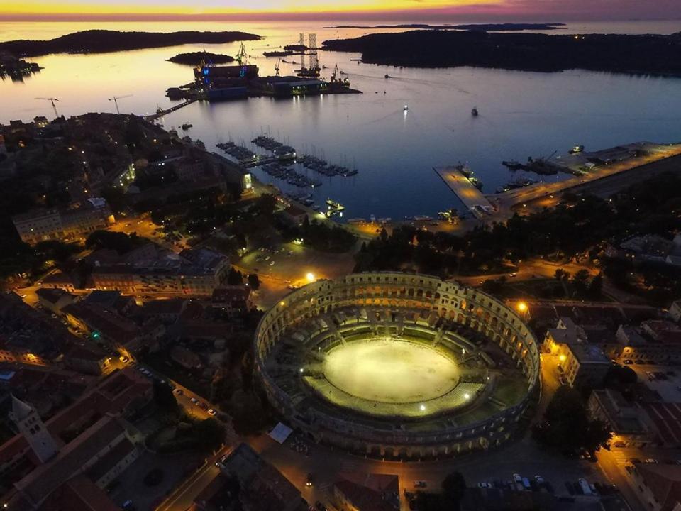 Top App 5 Min Arena Amphitheater Pola Esterno foto
